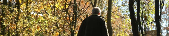 Ein Mann streift durch das Herbstlaub im Jagdparcours