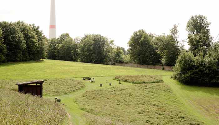 Das große Gelände des Jagdparcours bei Sonnenschein