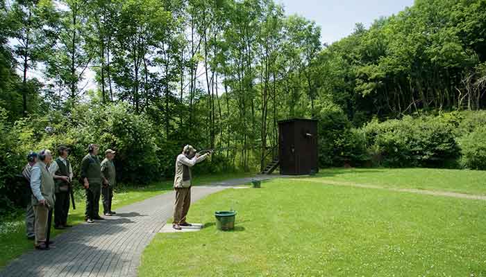 Ein Schütze zielt mit dem Gewehr