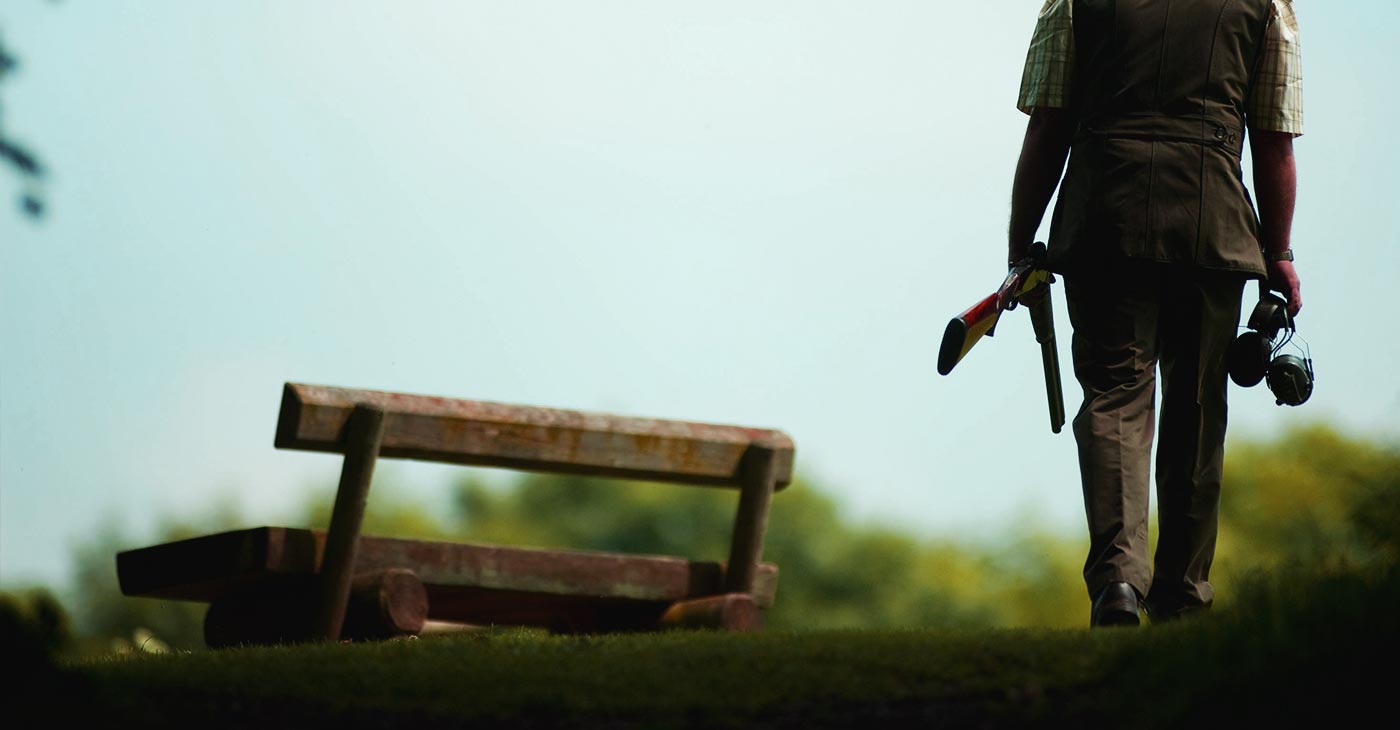 Ein Besucher mit Gewehr erkundet das Gelaende